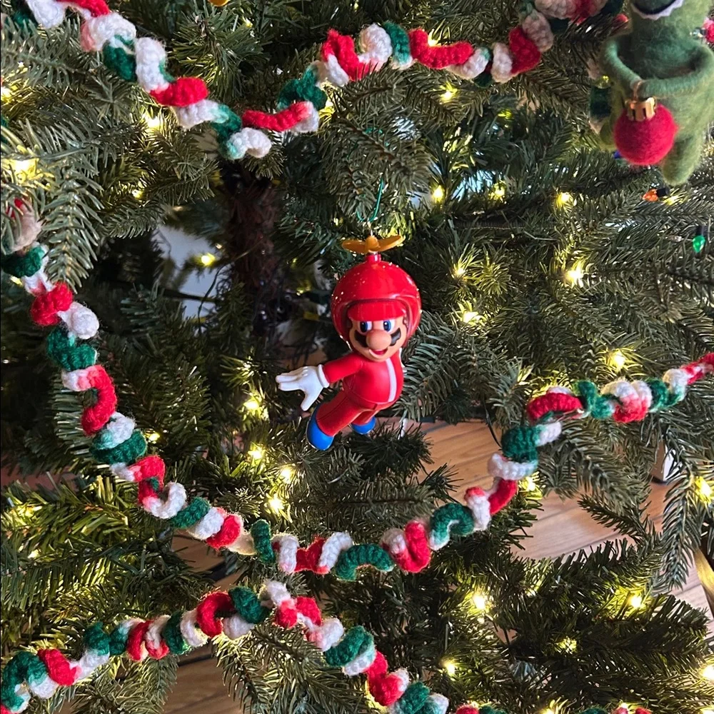 4 piece Lot Hand Crocheted Christmas Decor 2 Wall Hangers & Yards of Garland MCM